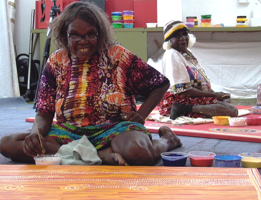 Dorothy Napangardi working in the studio.